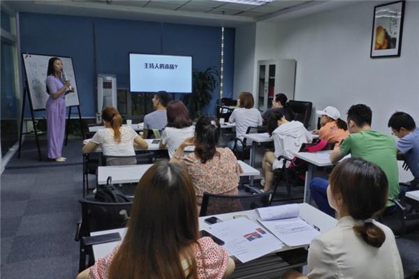 爱游戏官方平台成都二十中发展演讲培训举止